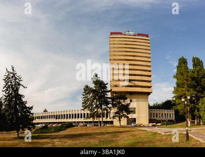 Russland, Pjatigorsk-12. september 2024: Das sowjetische Intourist-Hotel am 13. Leninplatz. Ein sonniger Tag im Frühherbst Stockfoto