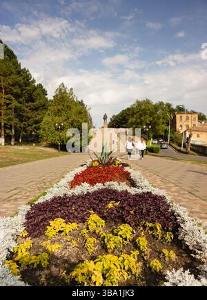 Russland, Pjatigorsk-12. september 2024: Leninplatz, der zum Denkmal auf einem Sockel führt. Ein sonniger Tag im Frühherbst Stockfoto