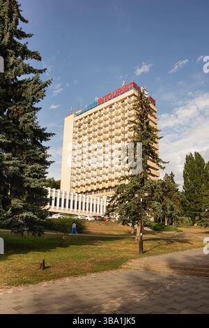 Russland, Pjatigorsk-12. september 2024: Intourist-Hotel am 13. Leninplatz. Ein sonniger Tag im Frühherbst Stockfoto