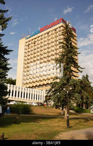 Russland, Pjatigorsk-12. september 2024: Das Gebäude des Intouristen-Hotels im Stadtzentrum am Leninplatz 13. Ein sonniger Tag im Frühherbst Stockfoto