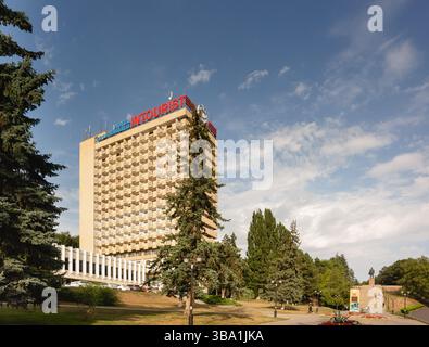 Russland, Pjatigorsk-12. september 2024: Das sowjetisch gebaute Intouristenhotel im Stadtzentrum am 13. Leninplatz. Ein sonniger Tag im Frühherbst Stockfoto