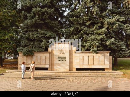 Russland, Pjatigorsk-12. september 2024: Eine Ehrentafel im Stadtzentrum auf dem Leninplatz. Ein sonniger Tag im Frühherbst. Die Inschrift auf Russisch i Stockfoto