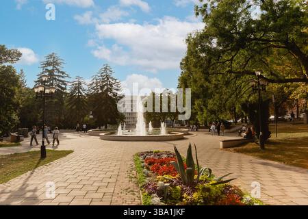 Russland, Pjatigorsk-12. september 2024: Musikalischer Brunnen auf dem Leninplatz, neben der Stadtverwaltung. Ein sonniger Tag im Frühherbst Stockfoto