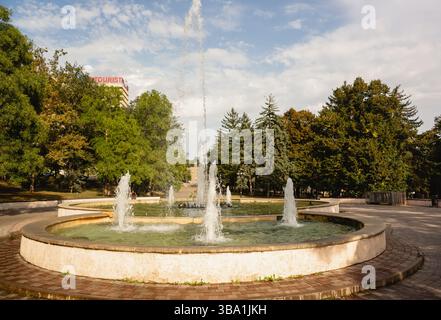 Russland, Pjatigorsk-12. september 2024: Musikalischer Brunnen auf dem Leninplatz. Ein sonniger Tag im Frühherbst Stockfoto