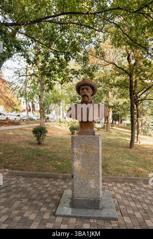 Russland, Pjatigorsk-12. september 2024: Büste von Kosta Levanowitsch Tschetagurow im Stadtzentrum auf dem Leninplatz. Ein sonniger Tag im Frühherbst. Die Inscri Stockfoto