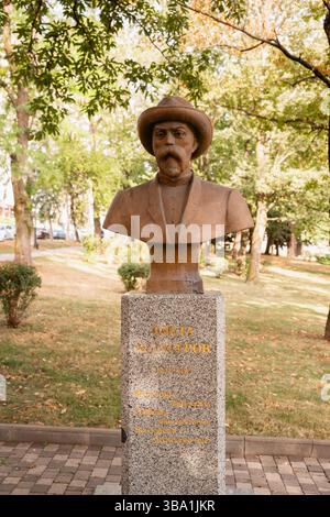 Russland, Pjatigorsk-12. september 2024: Büste des Schriftstellers Kosta Levanowitsch Tschetagurow im Stadtzentrum auf dem Leninplatz. Ein sonniger Tag im Frühherbst. Stockfoto