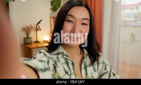 Webkamera Ansicht Asiatisch Koreanisch Frau Videoanruf Blog Winken Hand Gruß Vlogger weibliche Influencer Webcam Home Blogger Social Media Internet virtuell Stockfoto