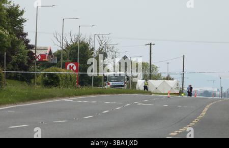 Die Szene auf der R132 in Lanestown, nachdem der irische Polizeibeamte Kevin Flatley an einem Kontrollpunkt in Dublin getötet wurde, nachdem er von einem Motorrad angegriffen wurde. Der 49-Jährige hatte 26 Jahre als garda verbracht. Der Motorradfahrer, ein Mann im Alter von 30 Jahren, wird im Beaumont Hospital als in einem ernsten Zustand angesehen. Bilddatum: Sonntag, 11. Mai 2025. Stockfoto