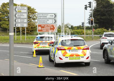 Die Szene auf der R132 in Lanestown, nachdem der irische Polizeibeamte Kevin Flatley an einem Kontrollpunkt in Dublin getötet wurde, nachdem er von einem Motorrad angegriffen wurde. Der 49-Jährige hatte 26 Jahre als garda verbracht. Der Motorradfahrer, ein Mann im Alter von 30 Jahren, wird im Beaumont Hospital als in einem ernsten Zustand angesehen. Bilddatum: Sonntag, 11. Mai 2025. Stockfoto