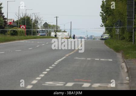 Die Szene auf der R132 in Lanestown, nachdem der irische Polizeibeamte Kevin Flatley an einem Kontrollpunkt in Dublin getötet wurde, nachdem er von einem Motorrad angegriffen wurde. Der 49-Jährige hatte 26 Jahre als garda verbracht. Der Motorradfahrer, ein Mann im Alter von 30 Jahren, wird im Beaumont Hospital als in einem ernsten Zustand angesehen. Bilddatum: Sonntag, 11. Mai 2025. Stockfoto