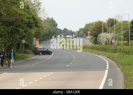 Die Szene auf der R132 in Lanestown, nachdem der irische Polizeibeamte Kevin Flatley an einem Kontrollpunkt in Dublin getötet wurde, nachdem er von einem Motorrad angegriffen wurde. Der 49-Jährige hatte 26 Jahre als garda verbracht. Der Motorradfahrer, ein Mann im Alter von 30 Jahren, wird im Beaumont Hospital als in einem ernsten Zustand angesehen. Bilddatum: Sonntag, 11. Mai 2025. Stockfoto