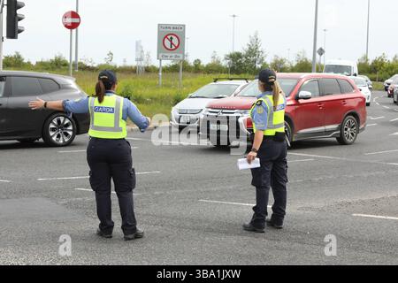 Die Szene auf der R132 in Lanestown, nachdem der irische Polizeibeamte Kevin Flatley an einem Kontrollpunkt in Dublin getötet wurde, nachdem er von einem Motorrad angegriffen wurde. Der 49-Jährige hatte 26 Jahre als garda verbracht. Der Motorradfahrer, ein Mann im Alter von 30 Jahren, wird im Beaumont Hospital als in einem ernsten Zustand angesehen. Bilddatum: Sonntag, 11. Mai 2025. Stockfoto