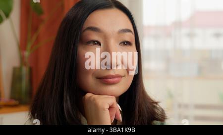 Asiatisch Koreanisch Chinesisch Japanische Frau denkt weiblich nachdenklich Mädchen lächelnde Geschäftsfrau Planung Geschäft träumen glückliche zufriedene Dame zu Hause Stockfoto