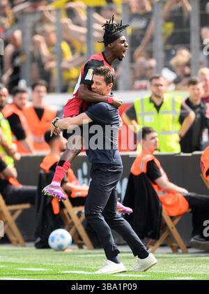 Jubilation Jeremie FRIMPONG (LEV) nach seinem 1:0-Tor springt er auf Trainer Xabier „Xabi“ ALONSO (LEV) Football 1. Bundesliga, 33.Spieltag, Bayer 04 Leverkusen (LEV) - Borussia Dortmund (DO), am 11. Mai 2025 in Leverkusen/Deutschland. #DFL-Vorschriften verbieten die Verwendung von Fotos als Bildsequenzen und/oder Quasi-Video # Stockfoto