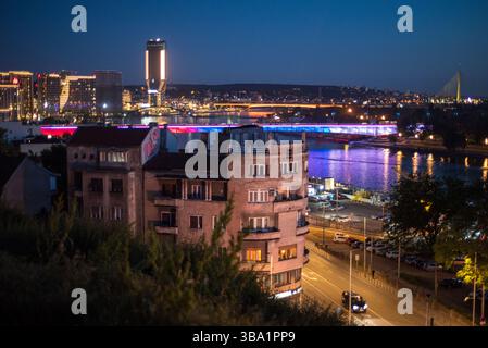 Nachtansicht von der Belgrader Festung des Flusses Save und Belgrader Uferpromenade in Belgrad, der Hauptstadt Serbiens am 2. Mai 2025 Stockfoto
