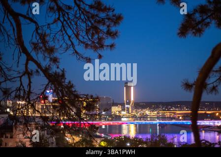 Nachtansicht von der Belgrader Festung des Flusses Save und Belgrader Uferpromenade in Belgrad, der Hauptstadt Serbiens am 2. Mai 2025 Stockfoto