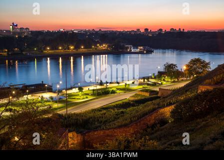 Nachtansicht von der Belgrader Festung des Flusses Save und Belgrader Uferpromenade in Belgrad, der Hauptstadt Serbiens am 2. Mai 2025 Stockfoto
