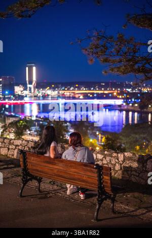Menschen, die am 2. Mai 2025 die Belgrader Festung der Save und die Belgrader Uferpromenade in Belgrad, der Hauptstadt Serbiens, genießen einen nächtlichen Blick Stockfoto