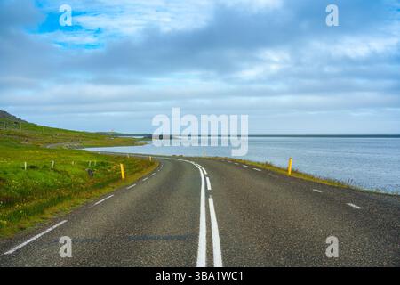 Roadtrip auf der Asphaltstraße entlang der Küste durch die Wildnis in Island im Sommer Stockfoto