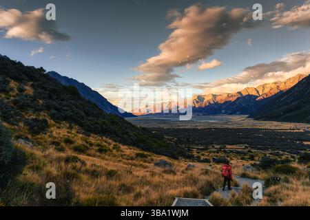Dramatische Landschaft mit goldenem Sonnenaufgang über zerklüfteten Bergen und abgelegener Wildnis im Herbst im Mount Cook Nationalpark, Neuseeland Stockfoto