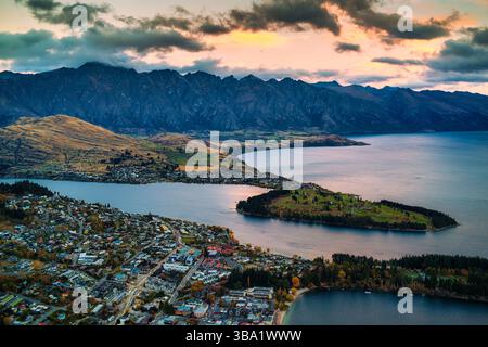Aus der Vogelperspektive von Queenstown mit Lake Wakatipu im Herbst am Abend in Neuseeland Stockfoto