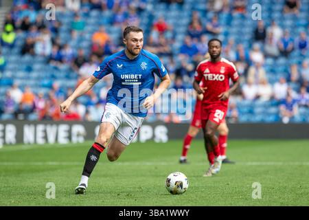 Glasgow, Großbritannien. Mai 2025. Rangers FC spielte Aberdeen FC im Ibrox Stadion in Glasgow, Schottland, Großbritannien in einem Spiel der schottischen Premiership. Das Ergebnis war die Rangers 4:0 Aberdeen. John Souttar (R5) läuft mit dem Ball. Quelle: Findlay/Alamy Live News Stockfoto