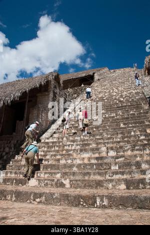 Touristen klettern steile Stufen an der Akropolis, an der archäologischen Stätte der Maya Ek' Balam, wo sich das Grab von König Ukit Kan Le'k Tok', Yucatan, Stockfoto