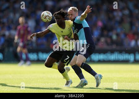 Charlton Athletic's Tyreece Campbell (links) und Jack Grimmer der Wycombe Wanderers kämpfen um den Ball im Halbfinale der Sky Bet League One im ersten Legspiel in Adams Park, High Wycombe. Bilddatum: Sonntag, 11. Mai 2025. Stockfoto