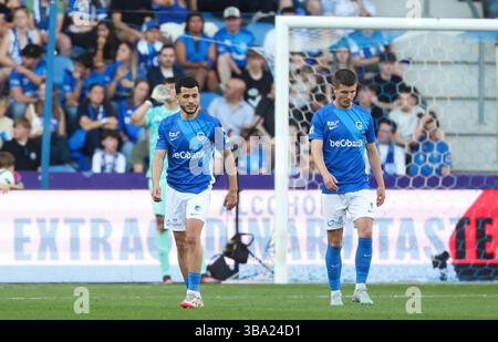 Genk, Belgien. Mai 2025. Jarne Steuckers von Genk scheint während eines Fußballspiels zwischen KRC Genk und Club Brugge am Sonntag, den 11. Mai 2025 in Genk, am 8. (Von 10) Tag der Play-offs der Champions der ersten Liga der Jupiler Pro League 2024-2025, niedergeschlagen zu sein. BELGA PHOTO VIRGINIE LEFOUR Credit: Belga News Agency/Alamy Live News Stockfoto