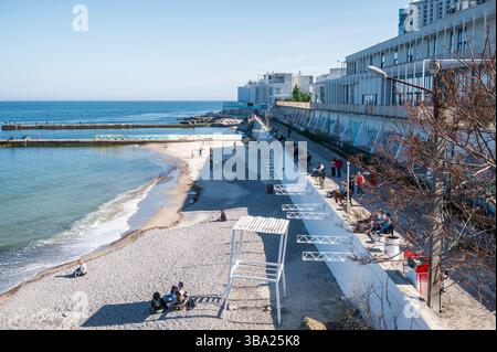 Odessa, Ukraine - 19. April 2025: Stadtstrand in Arcadia. Damm, Sandstrand Stockfoto