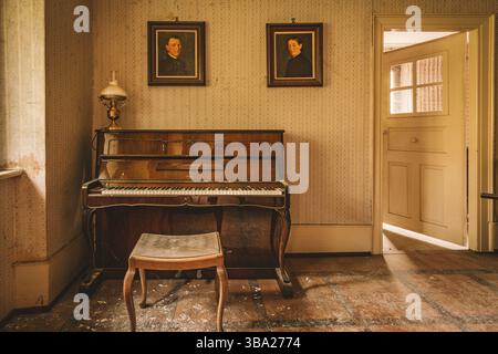 Urban Eploring in einem alten verlassenen Herrenhaus, ein verlorener Ort mit antiken Möbeln und wunderbarer Architektur Stockfoto