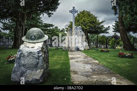 Dublin, Irland, August 2019 irischer Infanterie-Helm mit keltischem Kreuz als Gedenkstätte für gefallene Soldaten, die in beiden Weltkriegen kämpften, Glasnevin Friedhof, Stockfoto