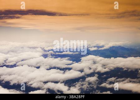 Wolken am Himmel. Himmel. Blick aus dem Flugzeugfenster am Himmel Stockfoto