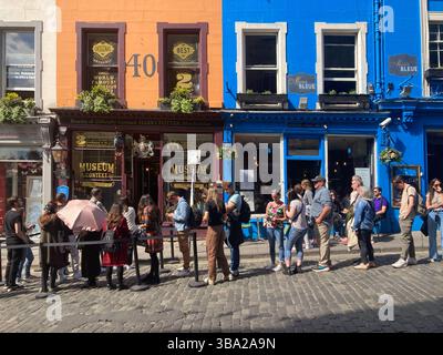 Warteschlangen warten vor dem Harry Potter Museum, Victoria Street Edinburgh, Schottland Stockfoto