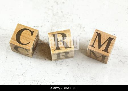 Drei Holzwürfel mit Buchstaben CRM – steht für Customer Relationship Management – auf Whiteboard, Liptovsky Hradok, Slowakei, Europa Stockfoto
