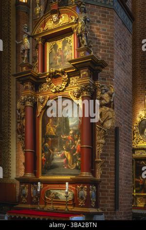 Pelplin, Polen Aug 2020 Gemälde und Kunstwerke, Dekorationen in der Kirche der Himmelfahrt der Heiligen Jungfrau Maria, Kathedrale Basilika Stockfoto