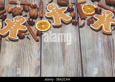 Lebkuchen mit Gewürzen auf dem Holztisch. Einrichtung mit Weihnachtsaroma Stockfoto