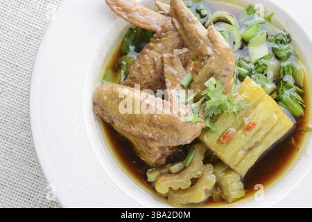 Geschmorte Hähnchenflügel mit bitterem Geschmack Stockfoto