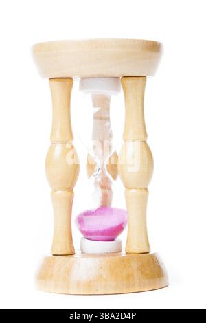 Nahaufnahme eines alten Sandglases mit pinkem Sand isoliert auf Weiß Stockfoto