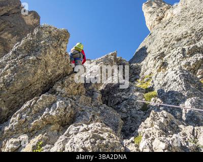 Klettern auf dem Klettersteig Pisciadu der Sellagruppe in den Dolomiten, Südtirol Stockfoto