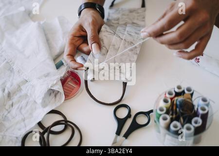 Hausgemachte Gesichtsmaske für Heimwerkerbeatmung aus Gewebepapier oder Kleidung gegen Virusinfektionen Stockfoto