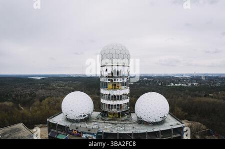 Luftbild Teufelsberg Berlin - ehemalige US-Abhörstation während des Kalten Krieges auf einem Hügel aus Schutt bietet eine spektakuläre Aussicht Stockfoto