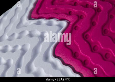 Fragment einer Gummi rot und weiß Sohle eines Sneaker. Unten Sport Schuhe Stockfoto