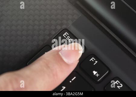 Detail: Frau, die die esc-Taste auf der Laptop-Tastatur drückt, Liptovsky Mikulas, Slowakei, Europa Stockfoto