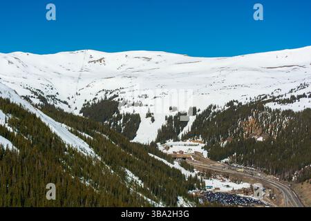 Das Skigebiet Loveland und die Eisenhower Johnson Tunnel in den Colorado Rocky Mountains Stockfoto
