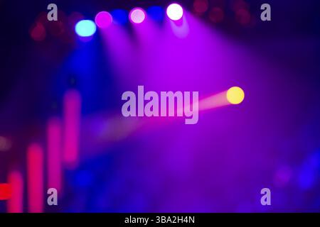 Mehrfarbige, verschwommene Bokeh-Spots und Lichtstrahlen aus dem Bühnenlicht Stockfoto