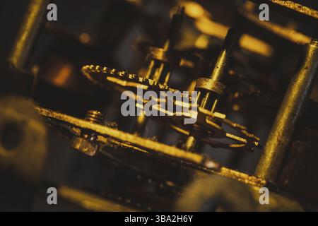 Die Innenkonstruktion der mechanischen und rostigen Uhr in einer größeren Ansicht Stockfoto