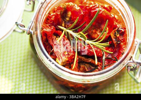 Sonnengetrocknete Tomaten in einem Glas Stockfoto