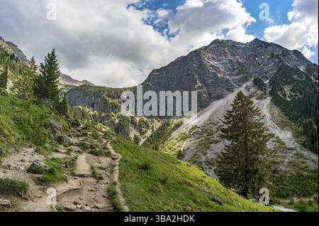 Entschenkopf Kreuzung mit einem fantastischen Panoramablick auf den oberen und unteren Gaisalpsee und die Allgauer Alpen Stockfoto