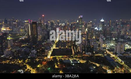 Beleuchtete Wolkenkratzer und Lumpini Park in Bangkok Stockfoto